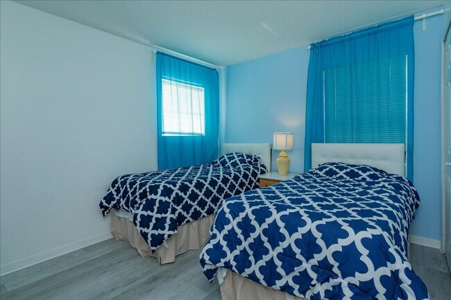 Building Photo - Call Ed for showings (352) 217-0284