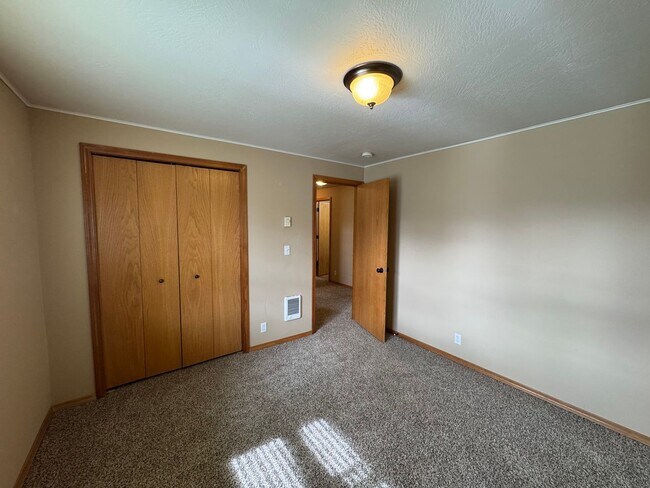 Building Photo - 3 Bedroom 2 Bath House in Bethel-Danebo