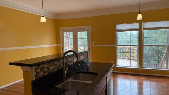 Building Photo - Glen Oaks Townhouse