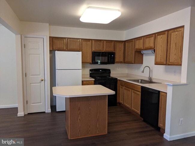 Building Photo - 625 Village Ct