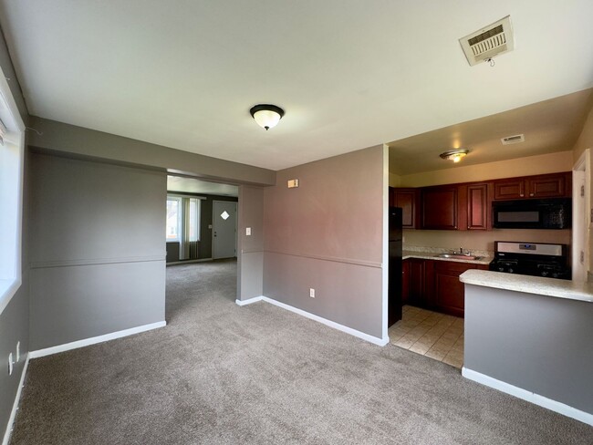 Building Photo - For Rent: Comfortable Living at 6414 Faird...