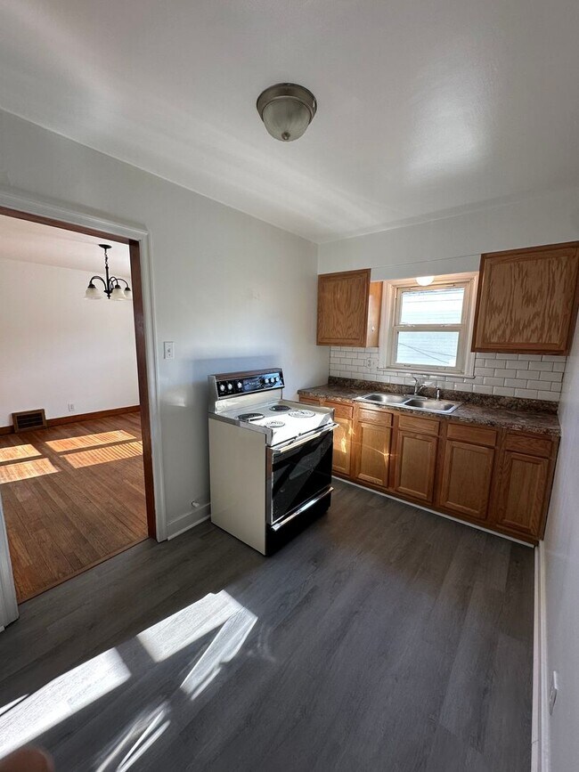 Building Photo - 1652 Roosevelt Ave