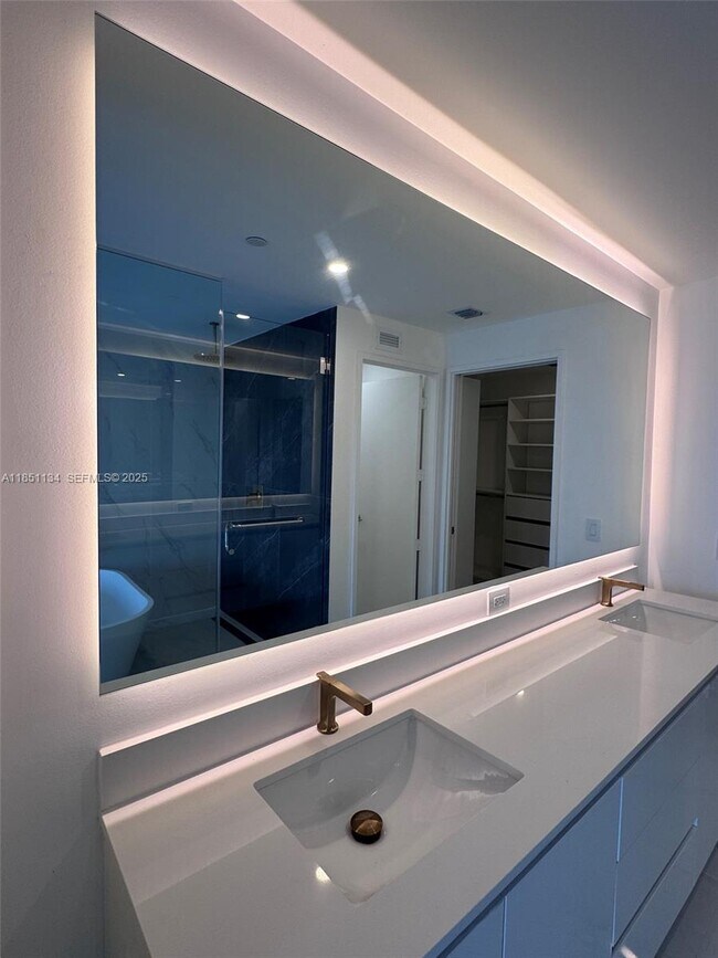 Building Photo - 700 NE 24th St