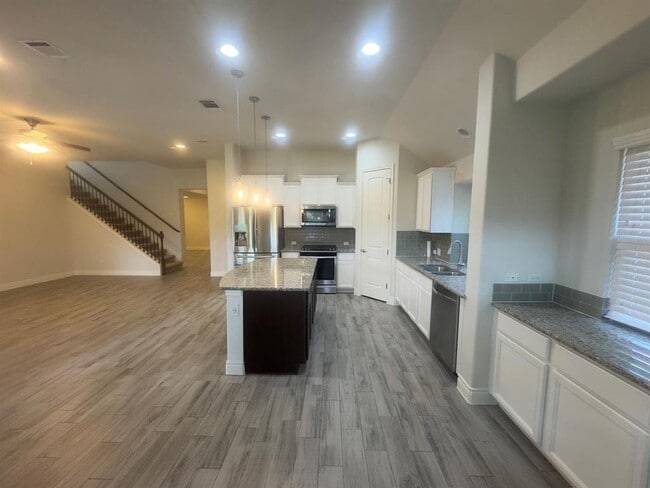 Building Photo - 150 Summer Pointe
