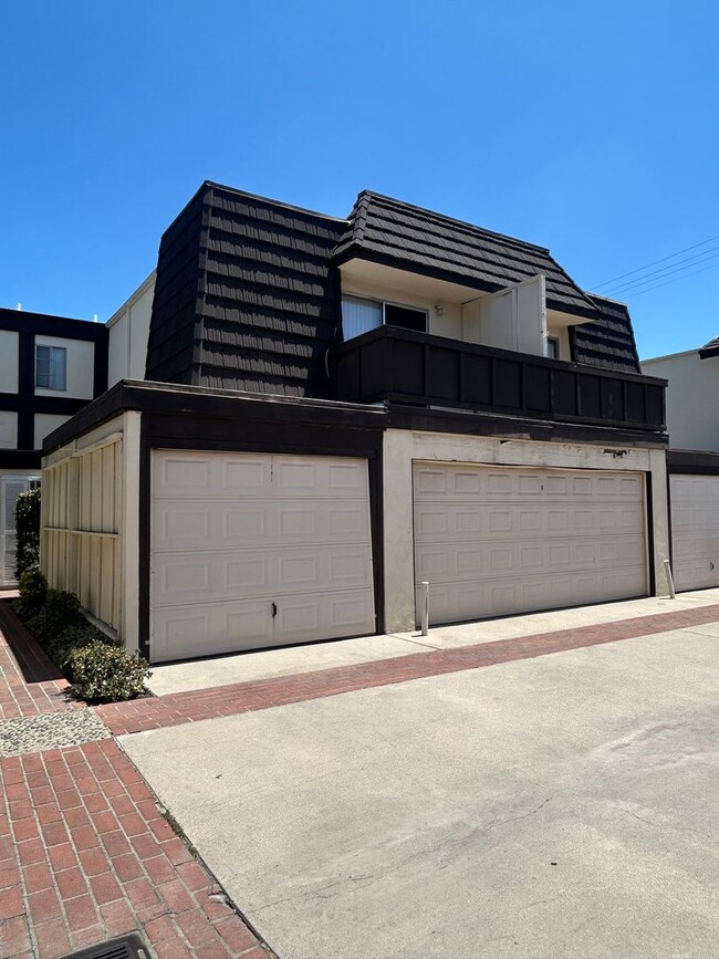 Primary Photo - Spacious 2-bedroom with bonus room townhom...
