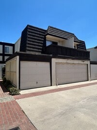 Building Photo - Spacious 2-bedroom with bonus room townhom...