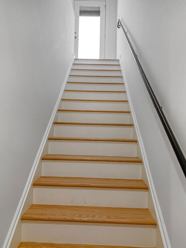 Building Photo - Gorgeous 3 Bed, 2 Bathroom in Manchester A...