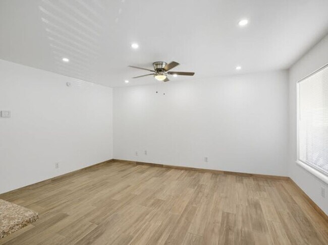 Building Photo - 6700 Escondido Dr