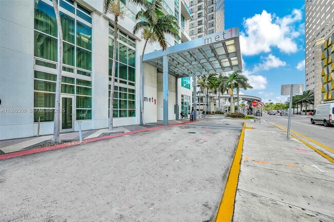 Building Photo - 300 S Biscayne Blvd