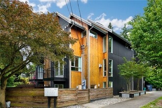 Building Photo - Stunning Modern 3 Bed / 2.5 Bath Townhome in Beautiful Maple Leaf Neighborhood