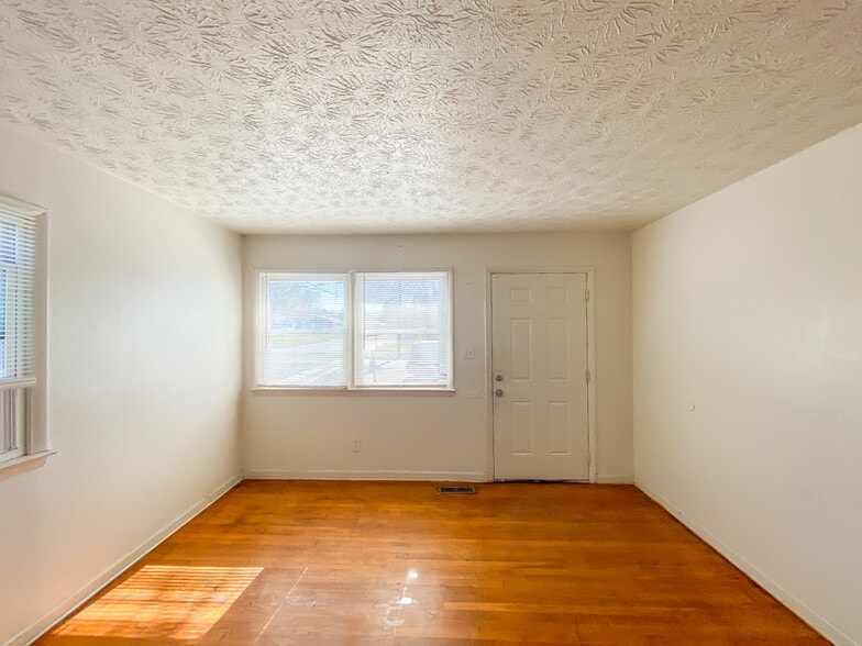 Building Photo - 559 S 22nd Ave