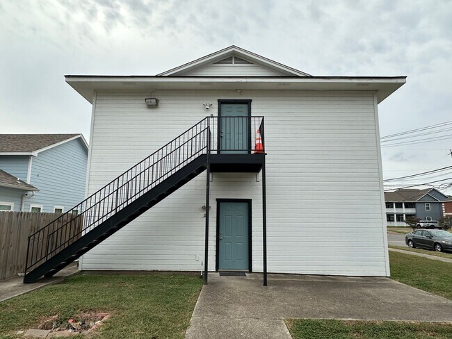 Building Photo - 1900 S 16th St