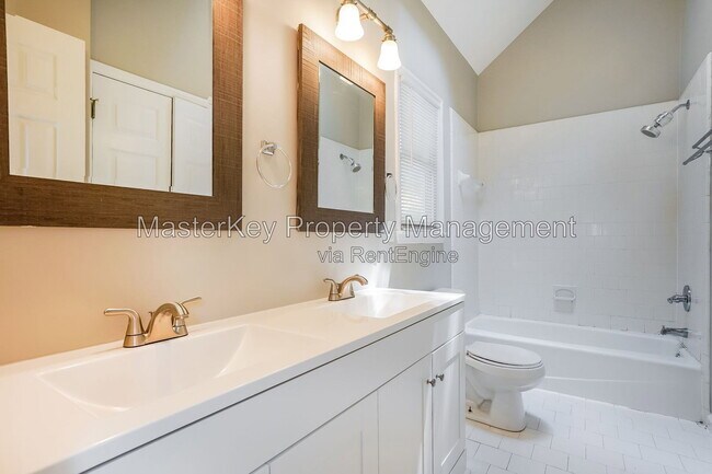 Building Photo - 1600 Nesfield Pl