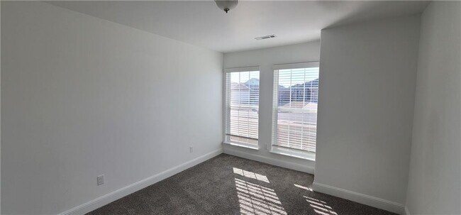 Building Photo - 5908 NW Ettie May St