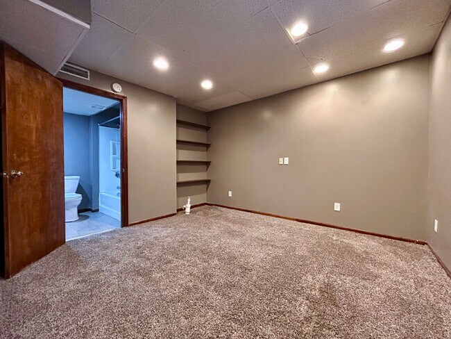 Building Photo - Four Bedroom Duplex in Kentwood - $400 OFF 1st Month!