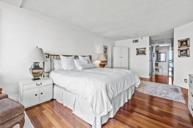 Building Photo - 1900 Consulate Pl