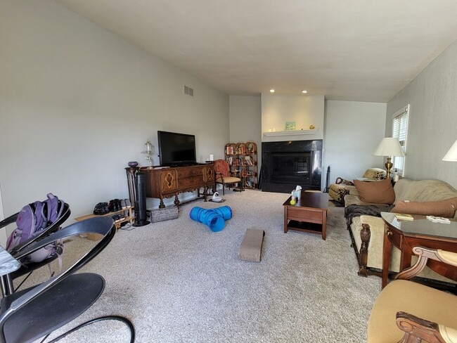 Building Photo - Great 2-level on Champaign Outskirts
