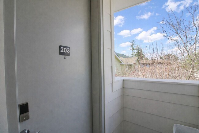 Building Photo - Modern 3-Bedroom, 2-Bathroom Apartment on Murray in San Luis Obispo