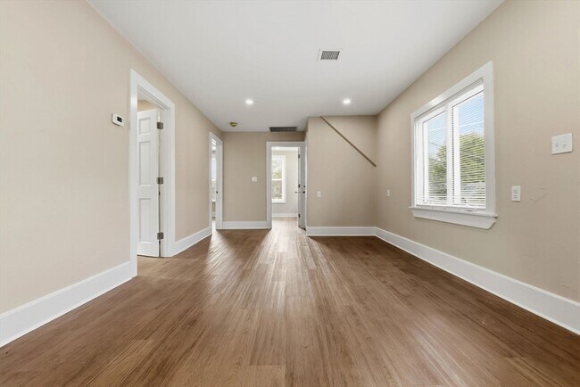 Building Photo - 142 Elliott St