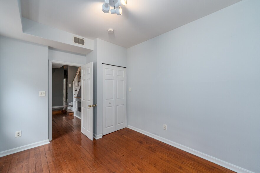 Building Photo - 926 S Hanover St