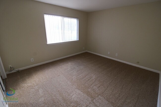 Building Photo - $3,095 2 Bedroom 1.5 Bath Bi-Level Town home