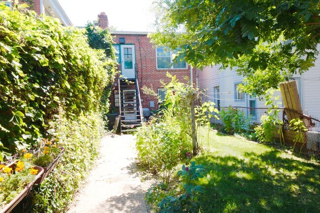 Building Photo - 218 10th St NE