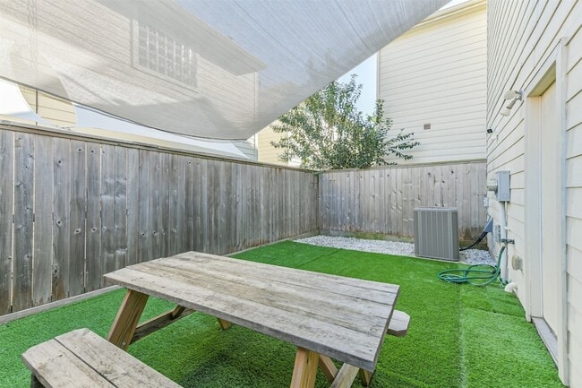 Building Photo - 11307 Main Holly Dr