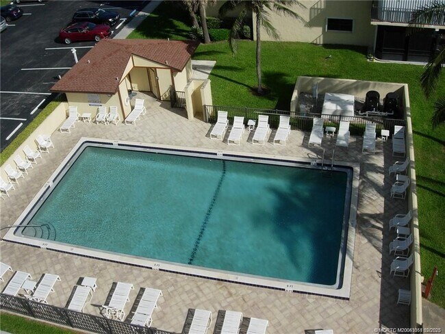 Building Photo - 7410 S Ocean Dr