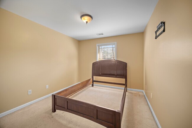 Building Photo - 1094 N Village Dr