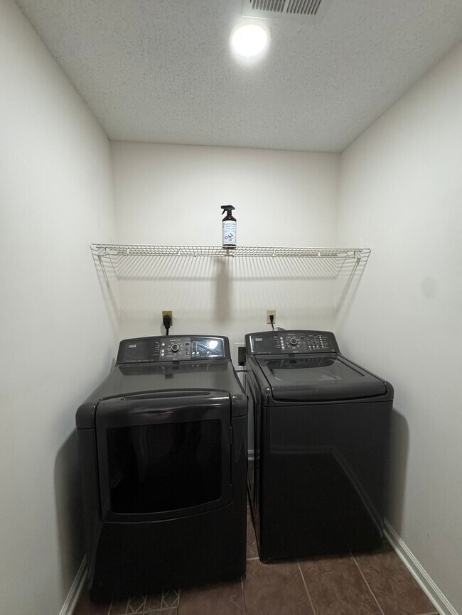 Building Photo - 1966 Abbott Cove