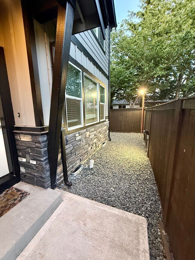 Building Photo - Rainier View Court Townhomes - Contemporar...