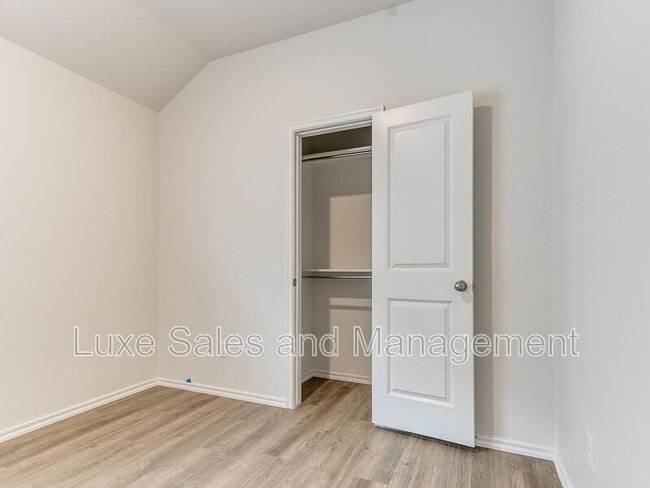 Building Photo - 3703 N Divis Ave