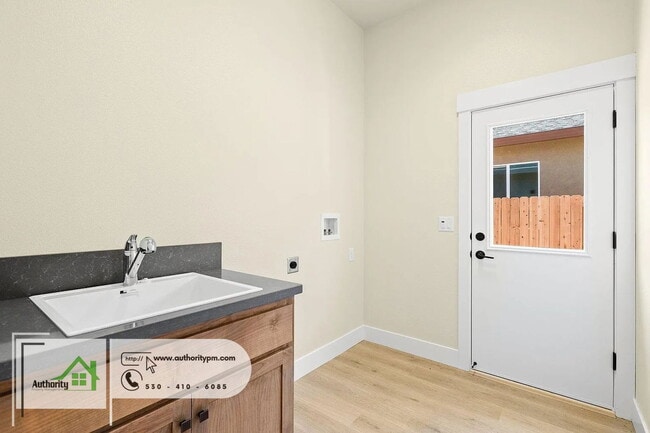 Building Photo - 2856 River Dr