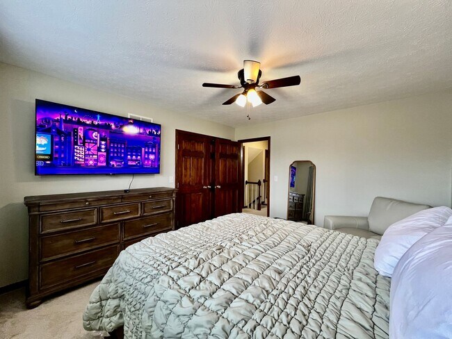 Building Photo - Executive home in West Chester with HOT TUB