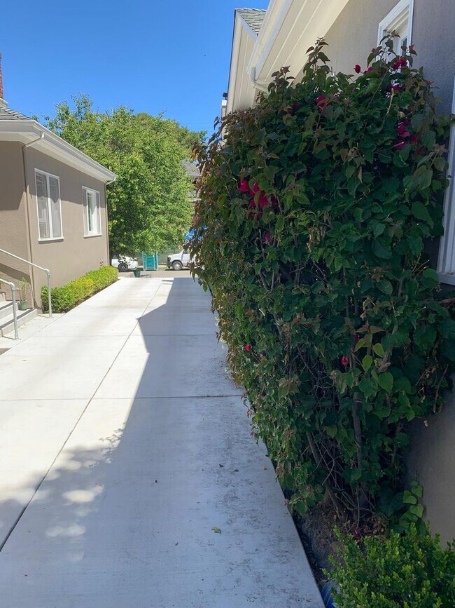 Building Photo - Welcome To Your New Home In The Heart Of O...