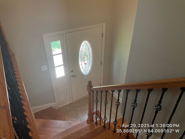 Building Photo - 3 Bedroom / 2.5 Bath House Available Now