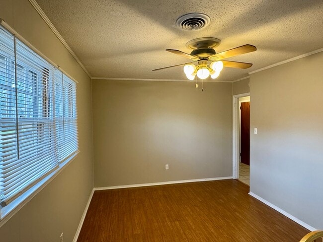 Building Photo - Check Out This 3 Bedroom / 2 Bathroom BRIC...