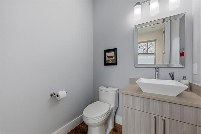 Building Photo - 1405 Camelot Cir