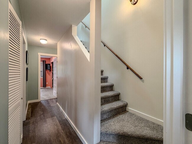 Building Photo - 2 bed/2.5 bath Townhome with Bonus Loft Space in North Seattle, $2,800/mo.