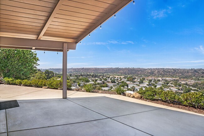 Building Photo - Luxury View Home On Canyon Rim