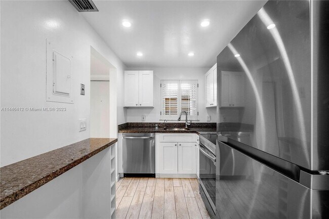 Building Photo - 1638 Embassy Dr