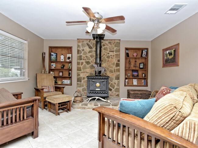 Building Photo - 1301 Post Oak Cir