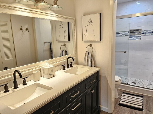 Building Photo - Seasonal Short-Term 2 Bedroom 2 Bathroom Second Floor Condo in Mission Lakes!