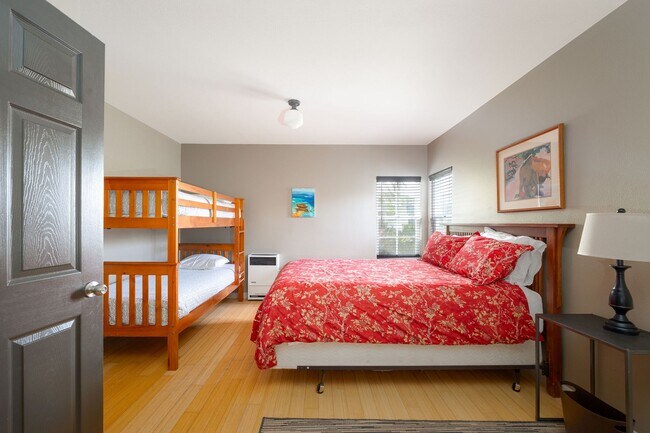 Building Photo - Rarely available 3 bedroom single family home in Sunset Cliffs!