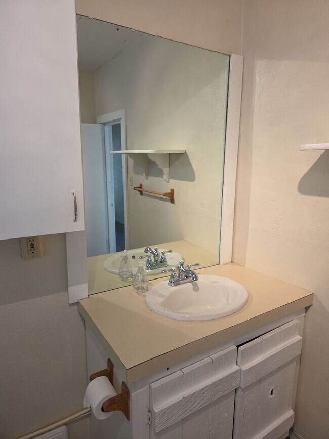 Building Photo - 206 Ketchum St E