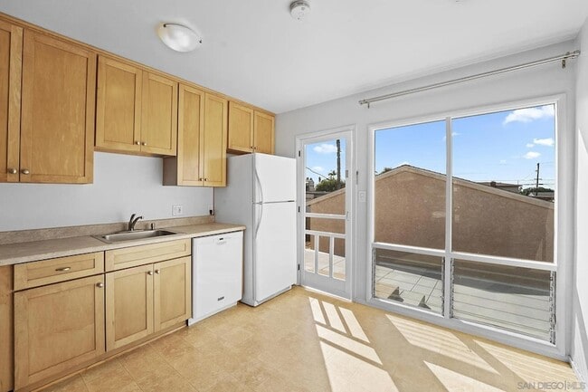 Building Photo - 4851 Iroquois Ave