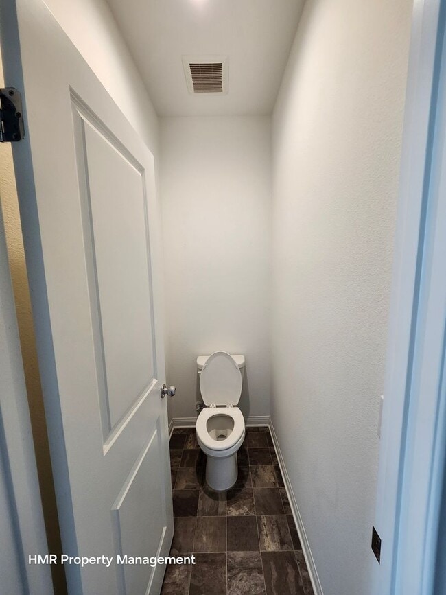 Building Photo - Beautiful two story 5 bedroom in ontario R...