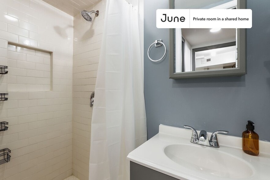 Building Photo - Room in Shared 5 bed/3 bath home in Logan Circle
