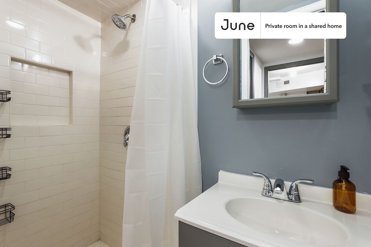 Building Photo - Room in Shared 5 bed/3 bath home