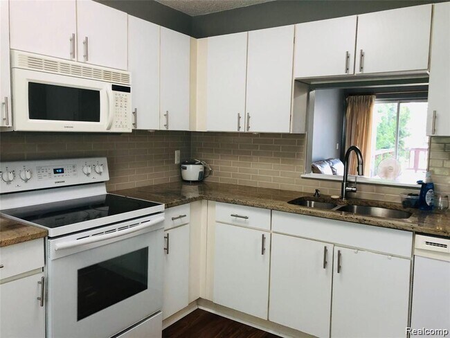Building Photo - 41419 Cornell Dr